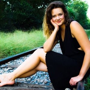 Meet your Posher, Carmela